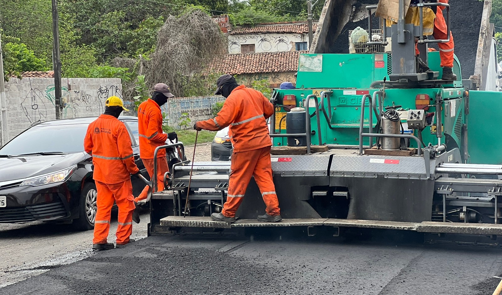 operários trabalhando na pavimentação de avenida